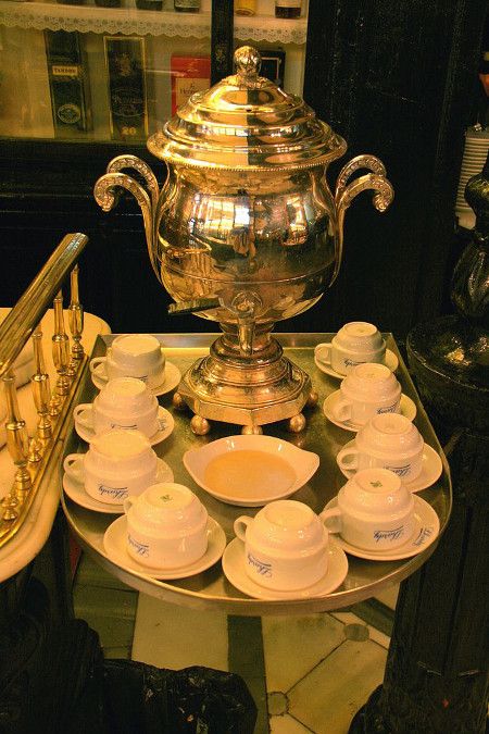 Restaurant-Lhardy-consomme dispenser